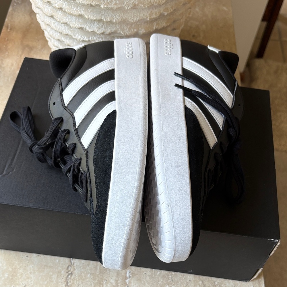 NWB-Men’s Adidas Classic Black and White Trainers-new never worn - Picture 10 of 15